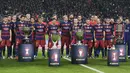 Pemain dan Official tim Barcelona berfoto bersama dengan deretan piala yang diraih pada tahun 2015 sebelum melawan Real Betis pada laga La Liga Spanyol di Stadion Cam Nou, Barcelona,Kamis (31/12/2015) dini hari WIB. (REUTERS/Stringer)  