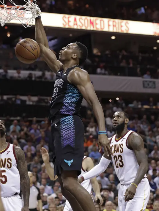 Pebasket Charlotte Hornets, Dwight Howard, memasukkan bola saat pertandingan melawan Cleveland Cavaliers pada laga NBA di Spectrum Center, Rabu (28/3/2018). Cleveland Cavaliers menang 118-105 atas Charlotte Hornets. (AP/Chuck Burton)