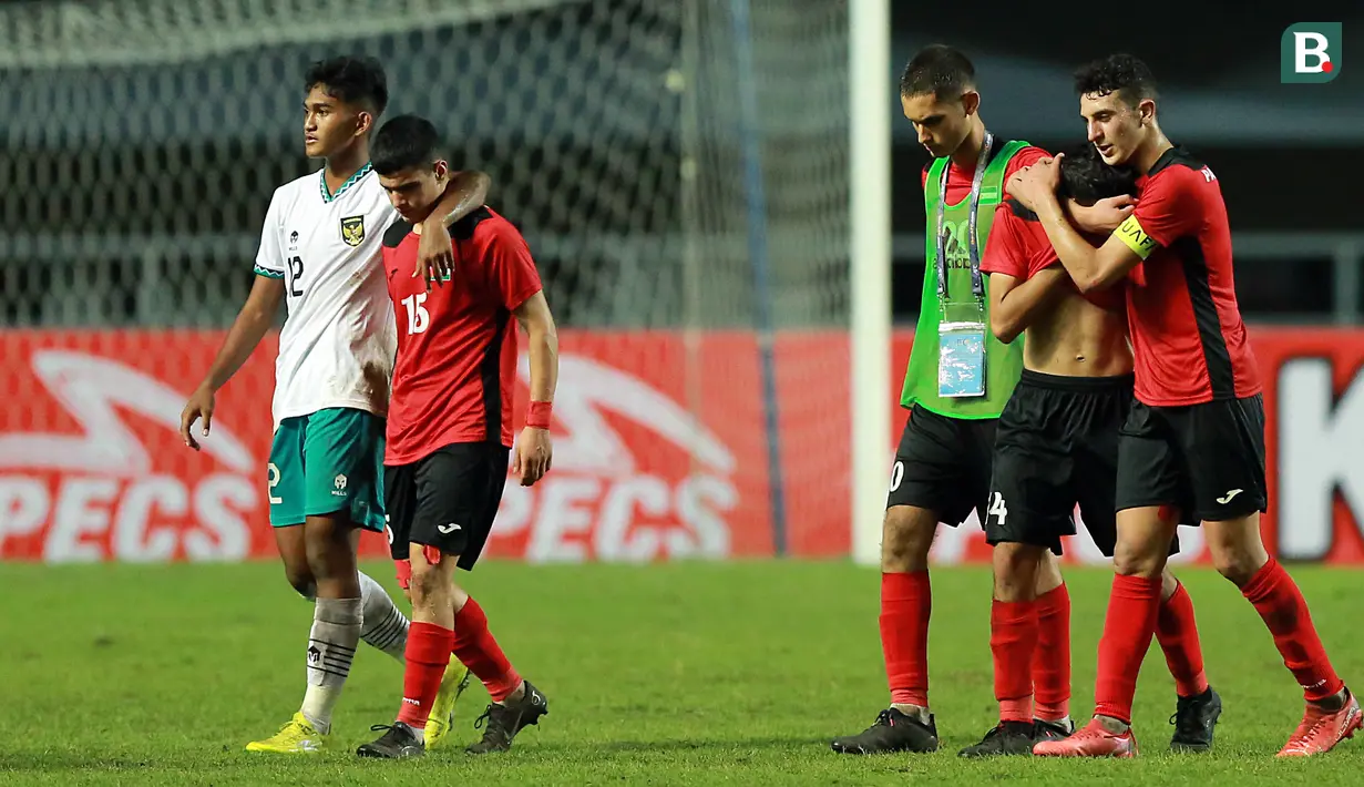 Momen rendah hati kembali ditunjukkan pemain Timnas Indonesia U-17 usai laga melawan Palestina U-17 dalam pertandingan Grup B Kualifikasi Piala Asia U-17 2023. (Bola.com/M Iqbal Ichsan)