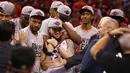 Para pebasket Toronto Raptors merayakan kemenangan atas Milwaukee Bucks pada NBA Final Wilayah Timur di Scotiabank Arena, Toronto, Sabtu (25/5). Raptors menang 4-2 atas Bucks. (AFP/Gregory Shamus)
