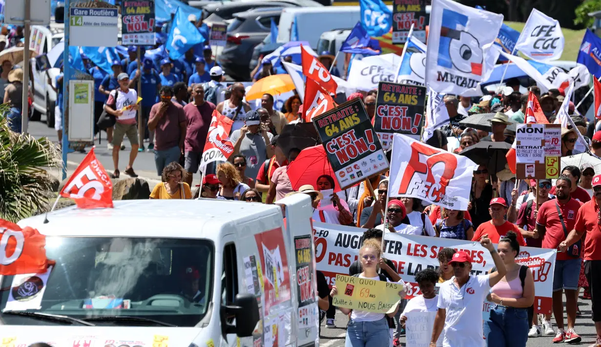 Para pengunjuk rasa mengambil bagian dalam demonstrasi pada hari kelima demonstrasi nasional yang diselenggarakan sejak awal tahun, menentang perombakan pensiun yang sangat tidak populer, di Saint-Denis-de-la-Reunion, di pulau seberang lautan Prancis, La Reunion, Kamis (16/2/2023). (Richard BOUHET/AFP)