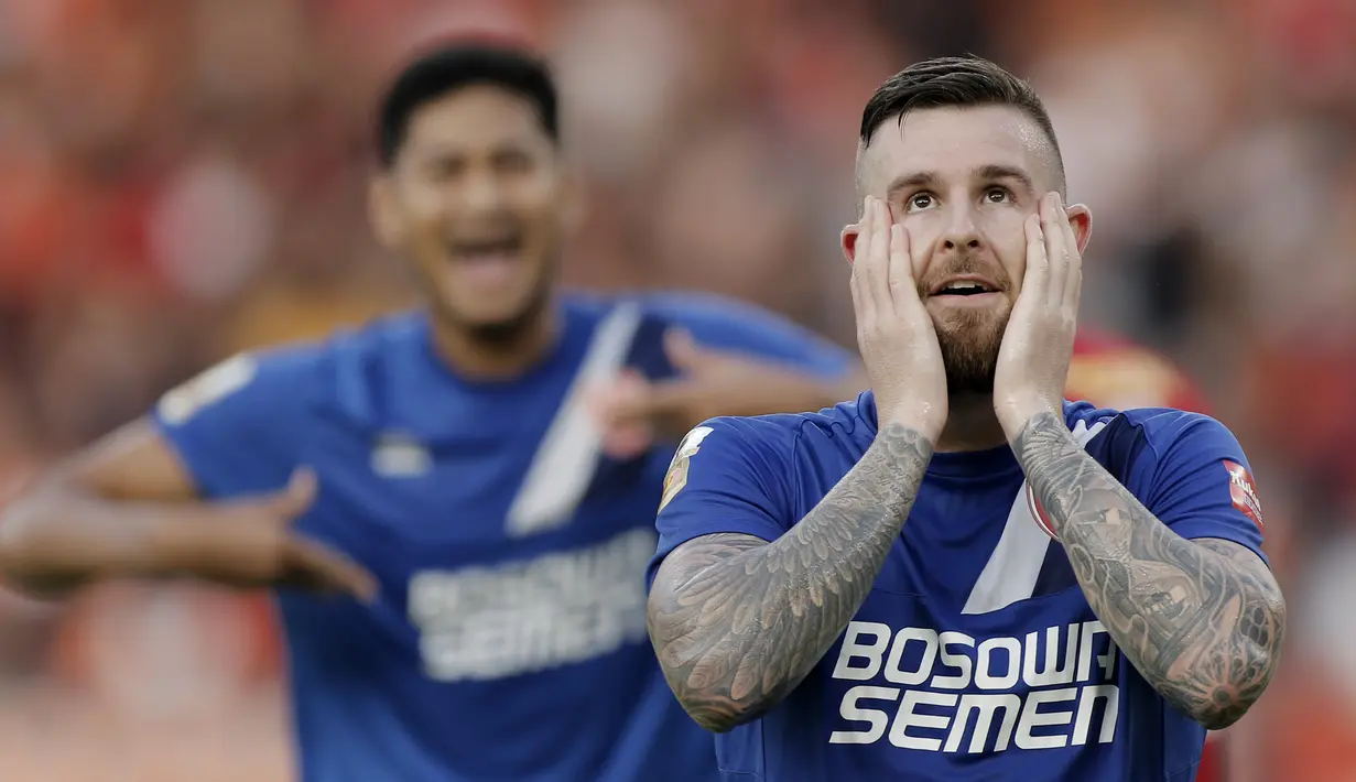 Bek PSM Makassar, Aaron Evans, saat melawan Persija Jakarta pada laga Piala Indonesia 2019 di SUGBK, Jakarta, Minggu (21/7). Persija menang 1-0 atas PSM. (Bola.com/M Iqbal Ichsan)