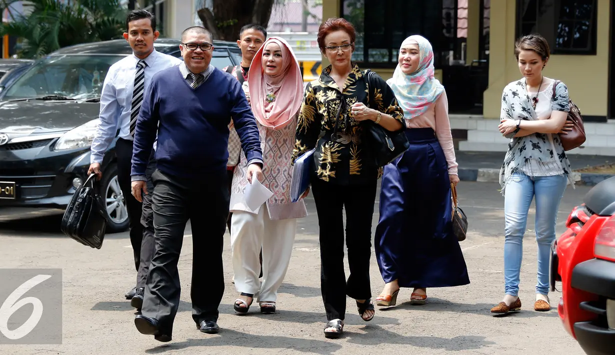 Artis dan pesenam Minati Atmanegara kembali datangi Bareskrim Mabes Polri, Jakarta, Senin (12/10/2015). Minati hadir didampingi adiknya Cintami Atmanegara dan instruktur senam Aishah Grey sebagai saksi. (Liputan6.com/Yoppy Renato)