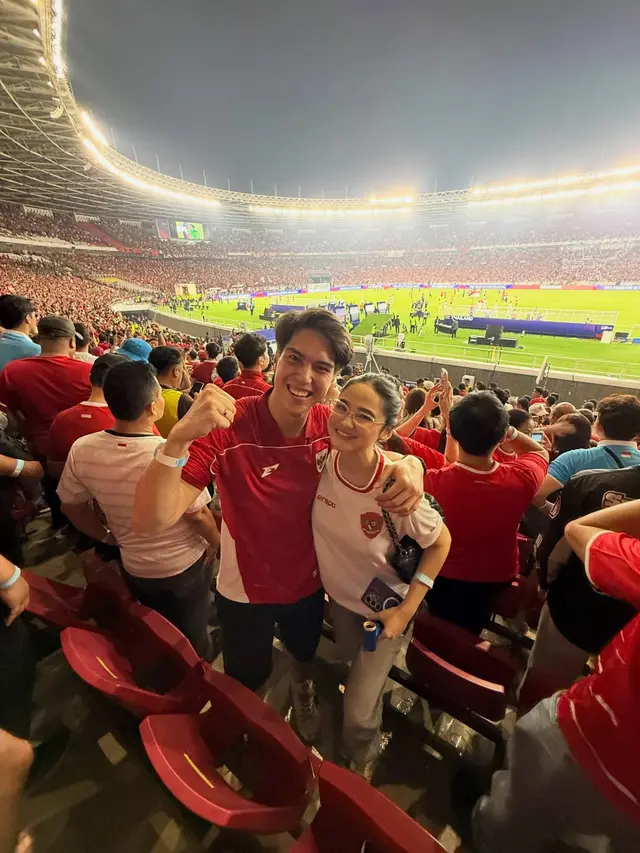 El Rumi & Syifa Hadju nonton timnas Indonesia di GBK, Senin (5/10/2026).