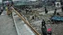 Anak-anak pesisir dan sukarelawan saat membersihkan sampah di Pemukiman Nelayan Manunggal, Cilincing, Jakarta Utara, Minggu (18/9/2022). Tumpukan sampah yang berserakan di kawasan pemukiman nelayan Manunggal, Cilincing menginisasi Kelas Jurnalis Cilik untuk membersihkan sampah dan mengedukasi kepada anak-anak pesisir serta masyarakat pentingnya menjaga kebersihan di lingkungan sekitar. (merdeka.com/Iqbal S. Nugroho)