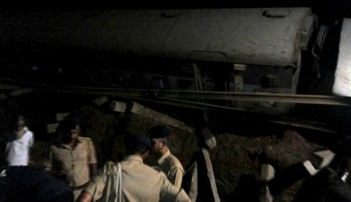 Petugas penyelamat berusaha mengevakuasi kereta penumpang yang keluar dari rel di Negara Bagian Madhya Pradesh, India, Selasa (4/8/2015). Beberapa gerbong dari kedua kereta penumpang tersebut jatuh ke sungai yang meluap. (REUTERS/ANI/Handout via Reuters)