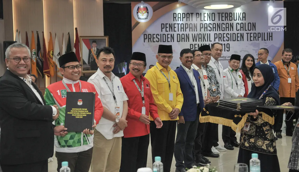 Ketua Umum PKB Muhaimin Iskandar dan Sekjen Partai Politik menerima salinan putusan dari Ketua KPU Arief Budiman pada Rapat Pleno Terbuka Penetapan Presiden dan Wakil Presiden Terpilih Pemilu 2019 di Gedung KPU, Jakarta, Minggu (30/6/2019). (merdeka.com/Iqbal S Nugroho)