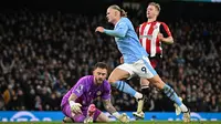 Pemain Manchester City, Erling Haaland melakukan selebrasi setelah mencetak gol ke gawang Brentford pada laga lanjutan Liga Inggris 2023/2024 di Etihad Stadium, Manchester, Inggris, Rabu (21/02/2024) dini hari WIB. (AFP/Paul Ellis)
