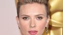Scarlett Johansson saat menghadiri Academy Awards ke-87 di Hollywood, California pada 22 Februari 2015. Scarlett menempati urutan ke-7 wanita tercantik versi sains dengan poin 89.82 persen. (AFP PHOTO/Jason Merritt)