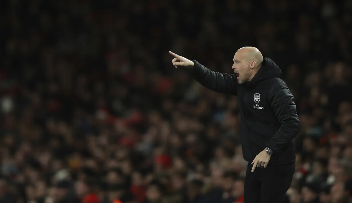 Pelatih sementara Arsenal, Freddie Ljungberg memberikan instruksi kepada para pemainnya saat bertanding melawan Manchester City pada lanjutan Liga Inggris di di Stadion Emirates, London (15/12/2019). City menang telak atas Arsenal 3-0. (AP Photo/Ian Walton)