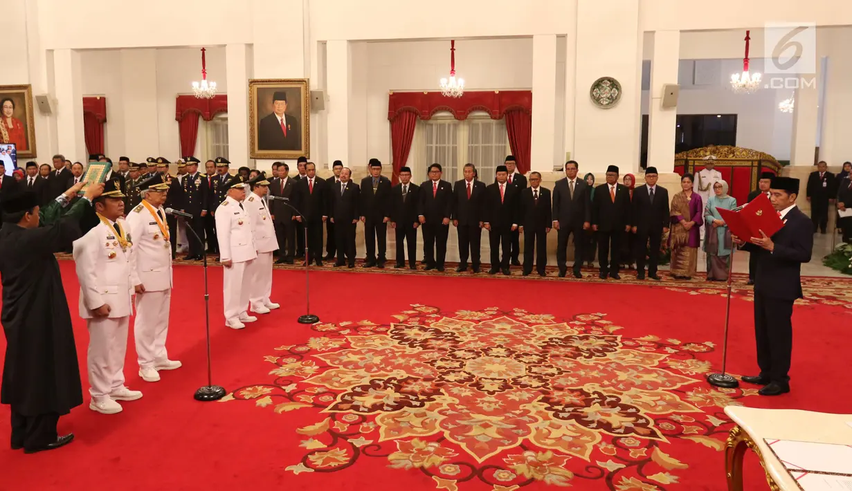Presiden Joko Widodo atau Jokowi melantik Gubernur Kalimantan Timur Isran Noor dan wakilnya Hadi Mulyadi serta Gubernur Sumatera Selatan Herman Deru dan wakilnya Mawardi Yahya di Istana Negara, Jakarta, Senin (1/10). (Liputan6.com/Angga Yuniar)