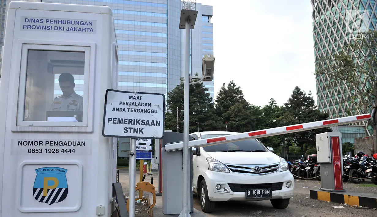 Sebuah mobil melintasi pintu masuk Park and Ride di kawasan MH Thamrin, Jakarta, Kamis (6/12). Sebelumnya, biaya parkir untuk mobil Rp 5.000 dan sepeda motor Rp 2.000 per hari. (Merdeka.com/Iqbal Nugroho)