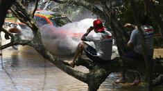 Warga menanfaatkan pohon sebagai tempat aman untuk menyaksikan balapan Dakar Rally Dakar 2017 Stage 1 dari Asuncion menuju Resistencia di  Argentina (2/1/2017). (AFP/Franck Fife)