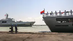 Personel TNI Angkatan Laut melihat kapal Angkatan Laut Tentara Pembebasan Rakyat Tiongkok (PLA) Qi Jiguang (Kanan) dan Kunlun Shan (Kiri) berlabuh di Pelabuhan Tanjung Perak di Surabaya,  Minggu (2/8/2026). (AFP/ Juni Kriswanto)