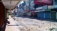 Ratusan warga kelurahan Bulogading, Kecamatan Ujung Pandang, Makassar memblokade jalan masuk kawasan Sombaopu Makassar untuk menghalau eksekusi yang akan dilakukan Pengadilan Negeri Makassar. (Liputan6.com/Eka Hakim)