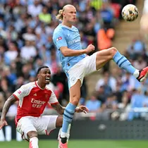 Penyerang Manchester City, Erling Haaland, gagal membawa timnya meraih kemenangan saat bersua Arsenal pada laga Community Shield 2023 di Stadion Wembley, Minggu (6/8/2023) malam WIB. Dalam duel itu, Man City kalah 1-4 dari Arsenal lewat adu penalti (1-1). (AFP/Glyn Kirk)