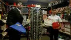 Petugas memperlihatkan sejumlah barang palsu di Kantor Bea Cukai Hong Kong, Kamis (6/8). Lebih dari 30.000 barang disita dari satu warga Filipina dan dua warga Pakistan yang merupakan sindikat penjual barang yang diduga palsu. (REUTERS/Bobby Yip)