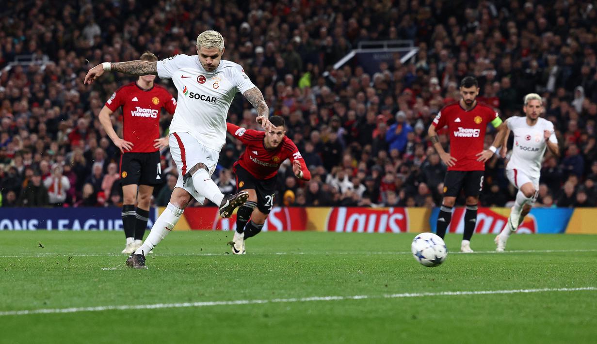 Mauro Icardi yang kini tengah menjalani musim pertama bersama Galatasaray setelah sempat berstatus pinjaman dari PSG selama semusim, menjadi pemain kedua yang gagal menaklukkan Andre Onana dalam eksekusi penalti. Momen itu terjadi saat Galatasaray menghadapi Manchester United pada matchday kedua Grup A Liga Champions musim 2023/2024 (3/10/2023). Tendangan yang dilepaskan Mauro Icardi melenceng ke kanan gawang Andre Onana. Hasil akhir, Galatasaray yang bertindak sebagai tamu memenangi laga dengan skor 3-2. (AFP/Darren Staples)