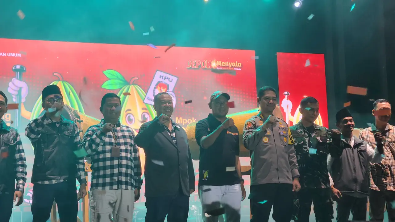 Peluncuran maskot "Deri dan Dara", serta jingle Pilkada Depok 2024 di kawasan Ruko Verbena, Sukmajaya, Depok, Sabtu malam (8/6/2024). (Liputan6.com/Dicky Agung Prihanto)