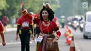 Peserta mengenakan kostum adat tradisional saat mengikuti lomba lari 5 dan 10 Kilometer "Brimob RUN 2017" di Mako Brimob, Kelapa Dua, Depok, Minggu Pagi (3/12). Kegiatan ini dalam rangkaian peringatan Hut Korps Brimob Polri ke-72.(Liputan6.com/JohanTallo)