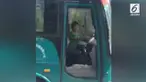 Seorang bocah laki-laki mencuri sebuah  bus dan memakainya untuk berkeliling kota.