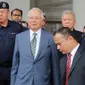 Mantan Perdana Menteri Malaysia, Najib Razak tiba di Pengadilan Tinggi Malaya, Kuala Lumpur, Rabu (8/8). Najib Razak akan dihadapkan dengan dakwaan baru di bawah undang-undang anti pencucian uang untuk kasus megakorupsi 1MDB. (AP/Yam G-Jun)