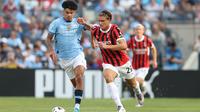 AC Milan meraih kemenangan 3-2 atas Manchester City pada laga pramusim di&nbsp;Yankee Stadium, New York, Minggu (28/7/2024) pagi WIB. Striker Milan, Lorenzo Colombo (kanan), menyumbangkan dua dari tiga gol kemenangan Milan. (AFP/Charly TRIBALLEAU)