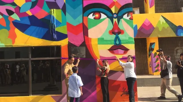 Gubernur DKI Jakarta Anies Baswedan meresmikan mural di Taman Ismail Marzuki (TIM), Jakarta Pusat. (Liputan6.com/Delvira)
