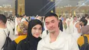 Zumi Zola pun tak kalah khusyuk dengan balutan ihram putih, menunjukkan kebersamaan mereka dalam suasana spiritual yang mendalam. [@zumizolazulkiflinurdin].
