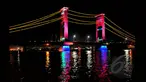 Jembatan Ampera tampak begitu mempesona saat malam tiba, Palembang. Foto diambil pada Sabtu (24/1/2015). (Liputan6.com/Johan Tallo)