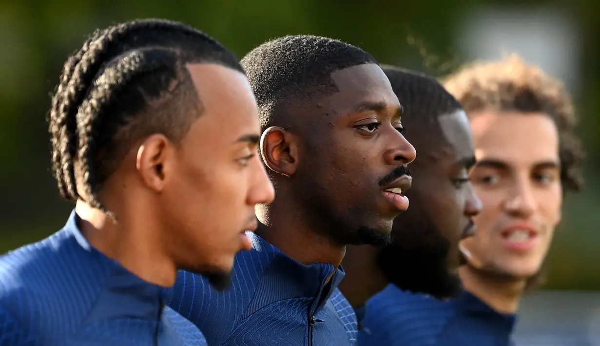 Penyerang Prancis, Ousmane Dembele (tengah) mengambil bagian dalam sesi latihan di Clairefontaine-en-Yvelines (19/9/2022). Latihan ini sebagai bagian dari persiapan tim untuk berlaga melawan Austria di Stade de France pada 22 September dan dilanjutkan tiga hari kemudian melawan Denmark di Copenhagen dalam lanjutan laga UEFA Nations League. (AFP/Franck Fife)