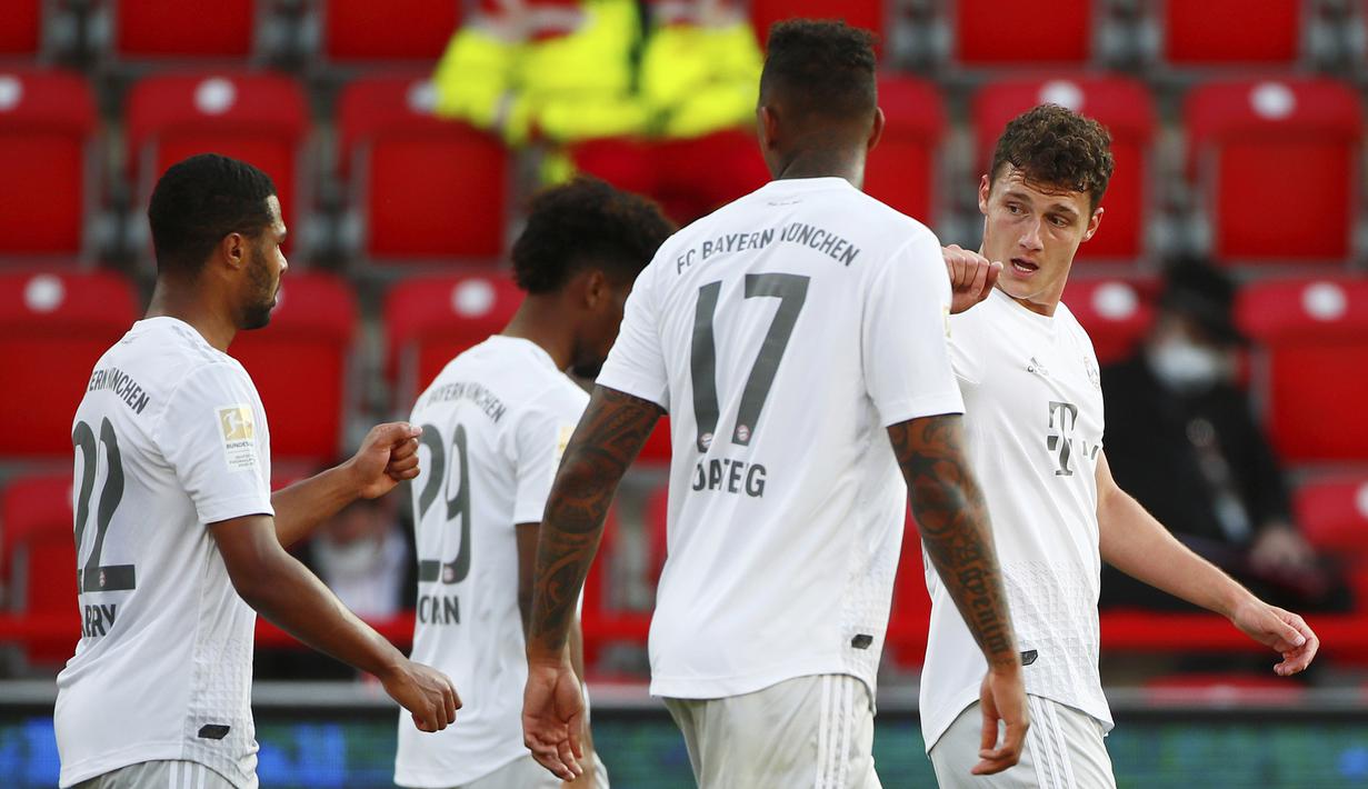 Para pemain Bayern Munchen merayakan  gol yang dicetak oleh Benjamin Pavard ke gawang Union Berlin pada laga Bundesliga  di Alte Foersterei, Minggu (17/5/2020). Bayern Munchen menang 2-0 atas Union Berlin. (AP/Hannibal Hanschke)