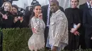 Pasangan Kanye West dan Kim Kardashian mencuri perhatian saat menghadiri ajang Met Gala 2016 di Metropolitan Museum of Art, New York City, Senin (2/5). Keduanya tampil senada mengenakan warna metalik perak. (Mark Sagliocco /Getty Images/AFP)