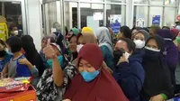 Warga di Klapanunggal, Kabupaten Bogor, menyerbu salah satu minimarket di Jalan Narogong, untuk membeli minyak goreng murah. (Foto: Achmad Sudarno/Liputan6.com).