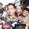 Wapres Gibran Rakabuming Raka saat menjawab pertanyaan awak media usai melaksanakan ibadah salat Jumat di Masjid Jami Ar-Ridho, Jelambar, Jakarta Barat, Jumat (30/10/2026).