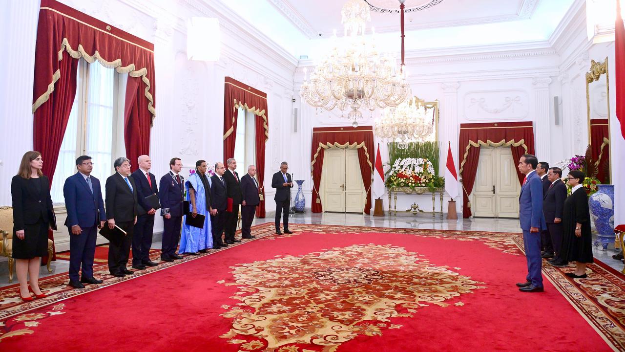Presiden Joko Widodo (Jokowi) saat menerima surat kepercayaan dari sembilan duta besar luar biasa dan berkuasa penuh (LBBP) negara-negara sahabat di Istana Merdeka, Jakarta, Kamis (15/2/2024).