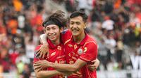 Selebrasi Arlyansyah Abdulmanan (kiri) bersama Dony Tri Pamungkas (kanan) usai berhasil mencetak gol ke gawang Persijap Jepara pada pekan ke-16 BRI Super League 2025/2026 di Stadion Utama Gelora Bung Karno (SUGBK), Jakarta Pusat, Sabtu (3/1/2026) sore WIB. (Bola.com/Abdul Aziz)