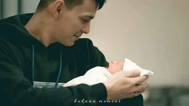 6 Potret Marcell Darwin Momong Anak, Disebut Hot Papi