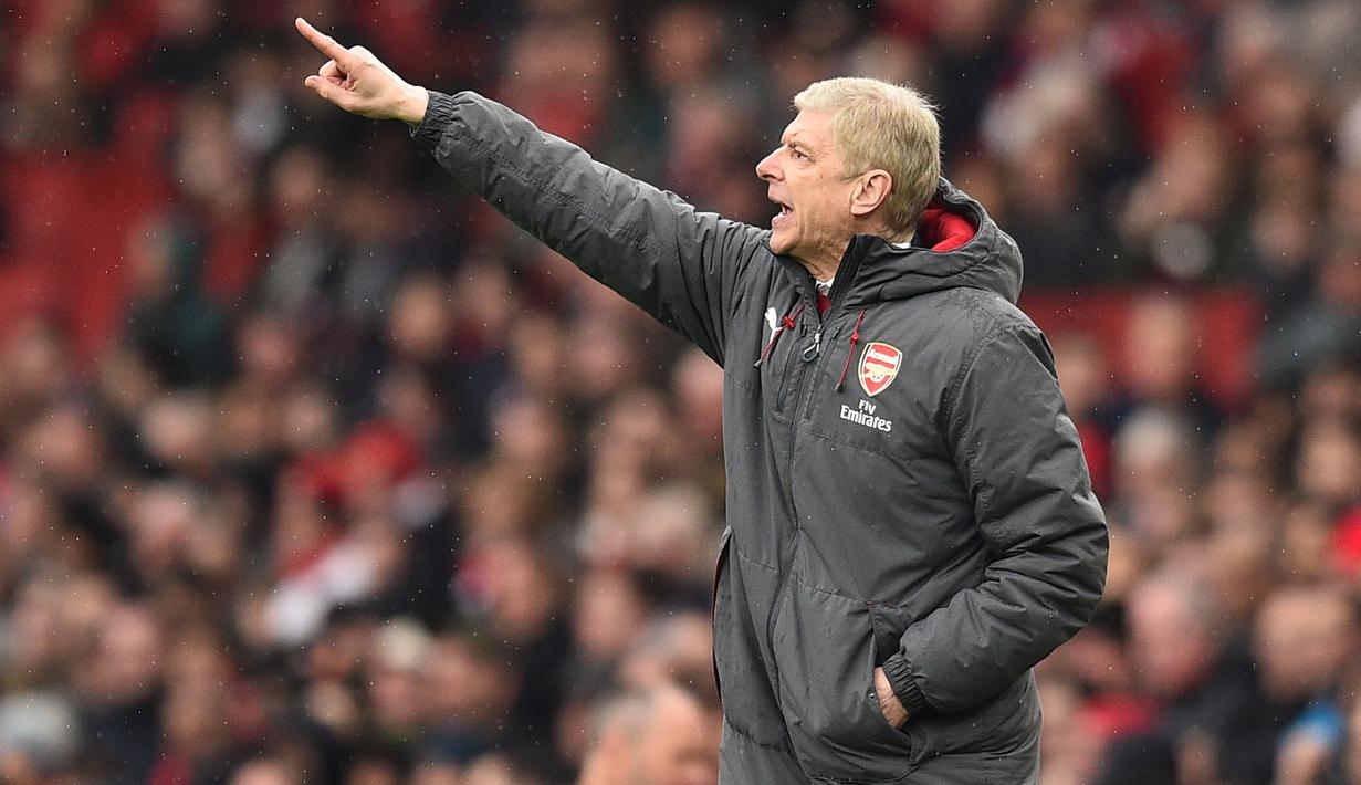 Pelatih Arsenal, Arsene Wenger, memberikan instruksi saat melawan Southampton pada laga Premier League di Stadion Emirates, London, Minggu (8/4/2018). Arsenal menang 3-2 atas Southampton. (AFP/Glyn Kirk)