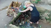 Viral Aksi Bule Bersihkan Selokan Mampet Karena Sampah, Tuai Pujian