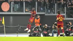 Penyerang AS Roma Romelu Lukaku merayakan gol kedua timnya yang dicetak ke gawang  Slavia Praha pada matchday 3 Grup G Liga Europa 2023/2024 di Olimpico, Jumat (27/10/2023) dini hari WIB. (AP Photo/Alessandra Tarantino)