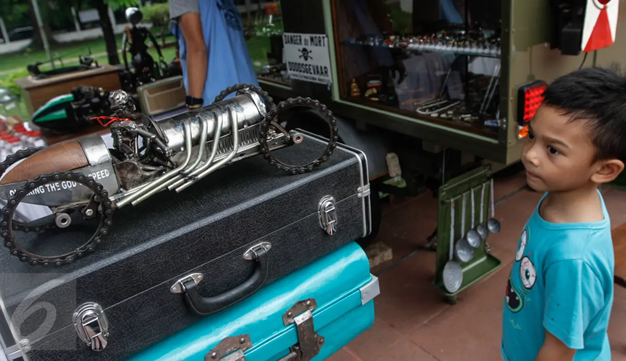 Seorang anak menyaksikan pagelaran bertajuk 'Jakarta Vintage Weekend Market', di Tugu Proklamasi, Jakarta, Minggu (20/12/2015). Kegiatan ini dalam rangka mengumpulkan sumbangan untuk para veteran yang hidup miskin. (Liputan6.com/Faizal Fanani)
