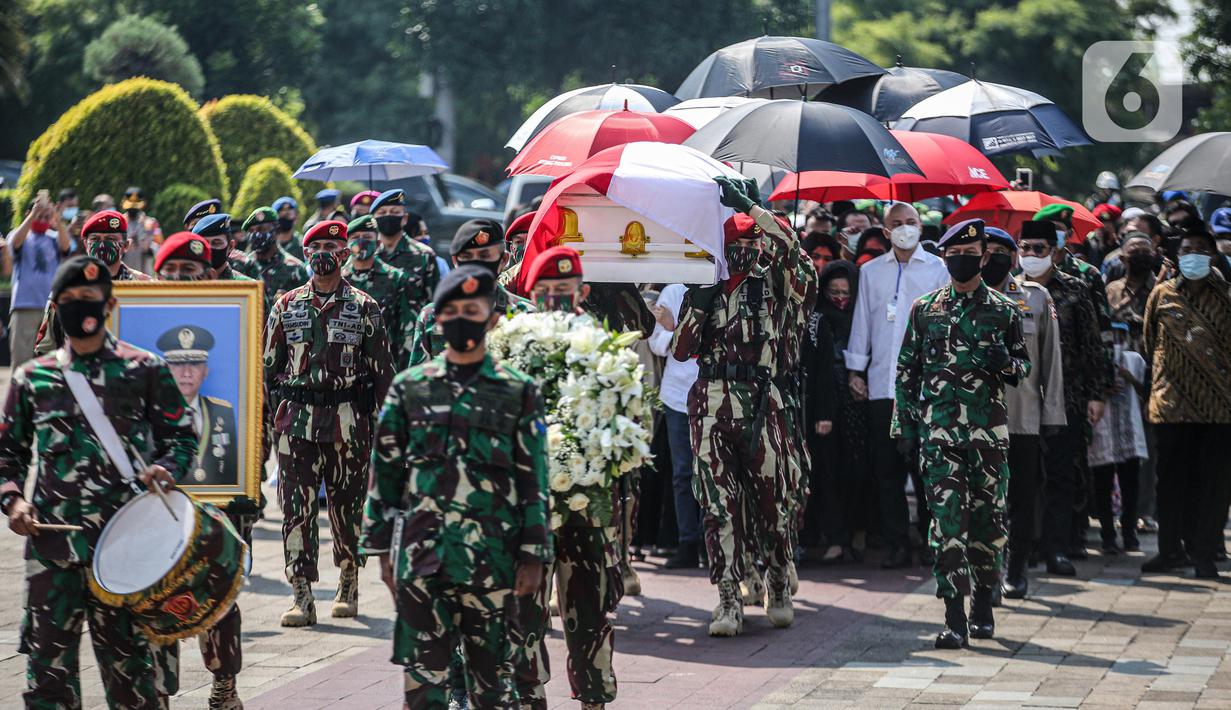 Personel TNI mengusung  jenazah mantan KSAD Jenderal TNI (Purn) Pramono Edhie Wibowo saat pemakaman di Taman Makam Pahlawan Kalibata, Jakarta, Minggu (14/6/2020). Pemakaman Pramono Edhie Wibowo dilaksanakan secara militer. (Liputan6.com/Faizal Fanani)