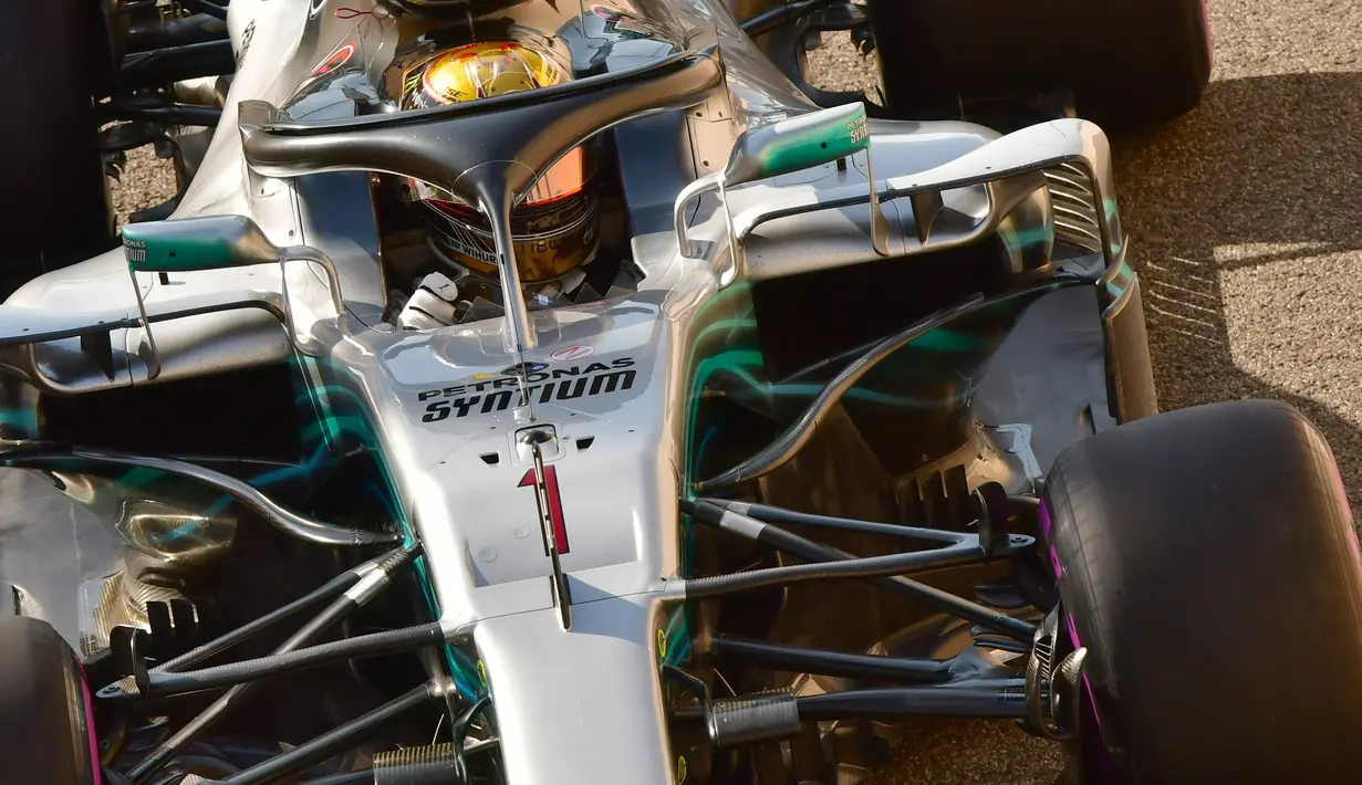 Pembalap Mercedes, Lewis Hamilton mengendarai mobilnya saat sesi latihan pertama jelang GP F1 Abu Dhabi di Sirkuit Yas Marina, Jumat (23/11). Setelah istirahat sekitar lima tahun, nomor balap 1 akhirnya kembali digunakan. (GIUSEPPE CACACE/AFP)