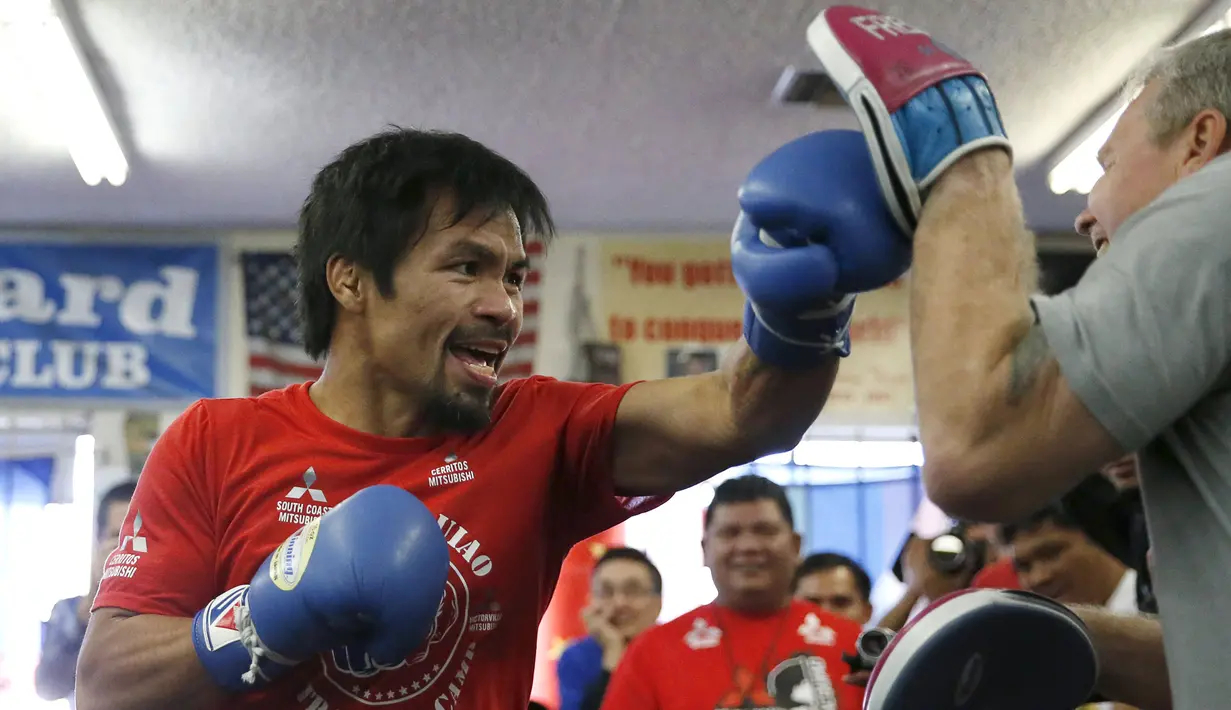 Petinju Manny Pacquiao melakukan latihan bersama pelatihnya jelang pertarungan melawan Tim Bradley di Hollywood, Los Angeles, California, Rabu (30/3). Petinju berjuluk ‘Pacman’ itu akan menantang Bradley pada 9 April 2016 nanti. (REUTERS/Lucy Nicholson)