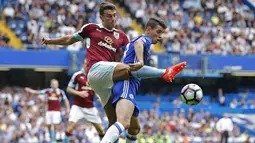 Gelandang Chelsea, Oscar, berusaha melewati pemain Burnley, Matthew Lowton. Kemenangan ini menjadi yang ketiga bagi The Blues ketiga The Blues dalam tiga laga perdana musim 2016-2017. (Reuters/Andrew Couldridge)