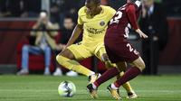Aksi penyerang Paris Saint-Germain (PSG), Kylian Mbappe (kiri) pada laga kontra Metz, di Saint-Symphorien, Longeville-les-Metz, Sabtu (9/9/2017) dini hari WIB. (AFP/Patrick Hertzog)