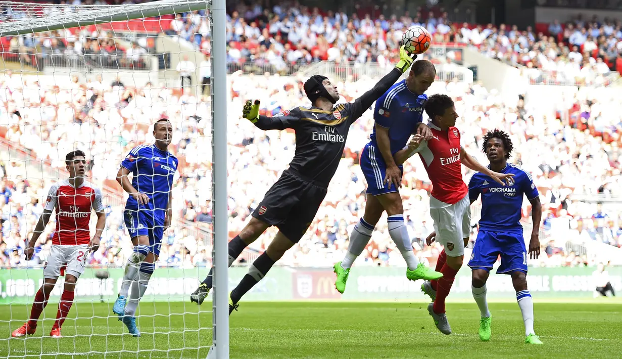 Kiper Arsenal, Petr Cech, menghalau bola pemain Chelsea saat Community Shield 2015 di Stadion Wembley, Inggris. Minggu (2/8/2015) malam WIB. (Reuters/Dylan Martinez)