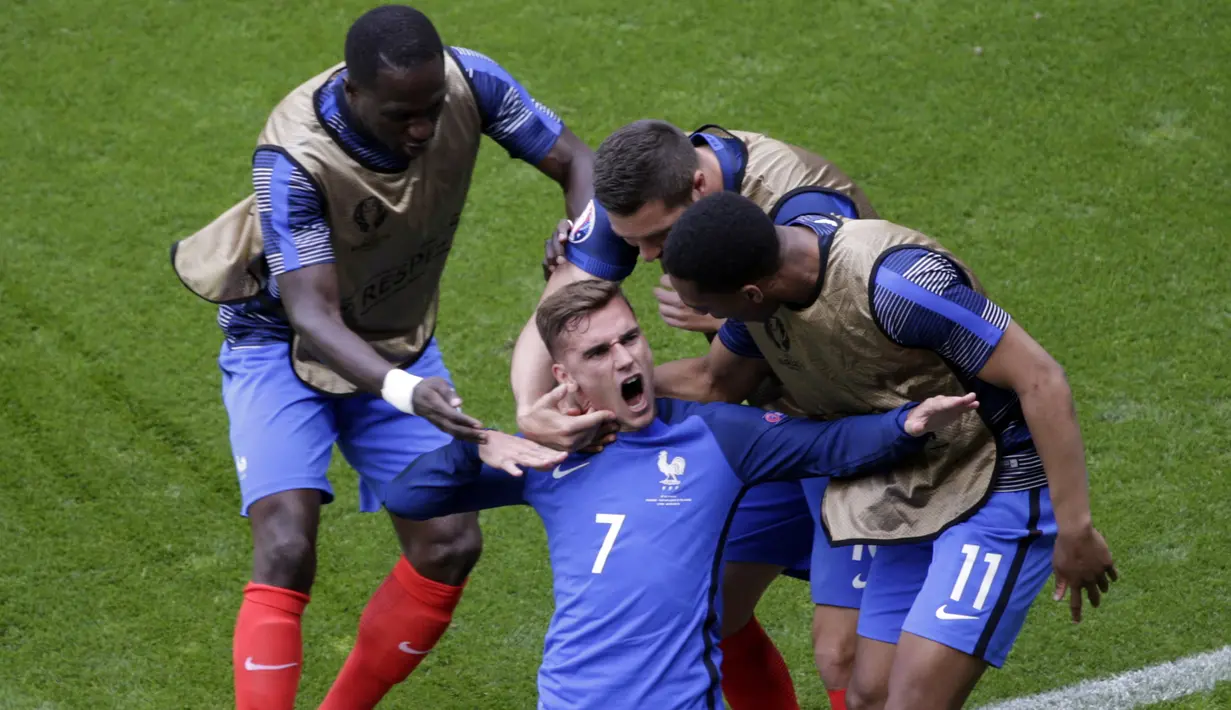 Pemain Prancis, Antoine Griezmann (tengah) merayakan gol ke gawang Rep. Irlandia pada babak 16 besar Piala Eropa 2016 di Stade de Lyon, Lyon, Minggu (26/6/2016). (EPA/Mast Irham)
