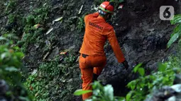 Tim SAR berusaha mencari sisa korban tanah longsor akibat gempa Cianjur di kawasan Cugenang, Kabupaten Cianjur Jawa Barat, Jumat (25/11/2022). Upaya pencarian korban terpaksa dihentikan sementara akibat hujan. (Liputan6.com/Helmi Fithriansyah)